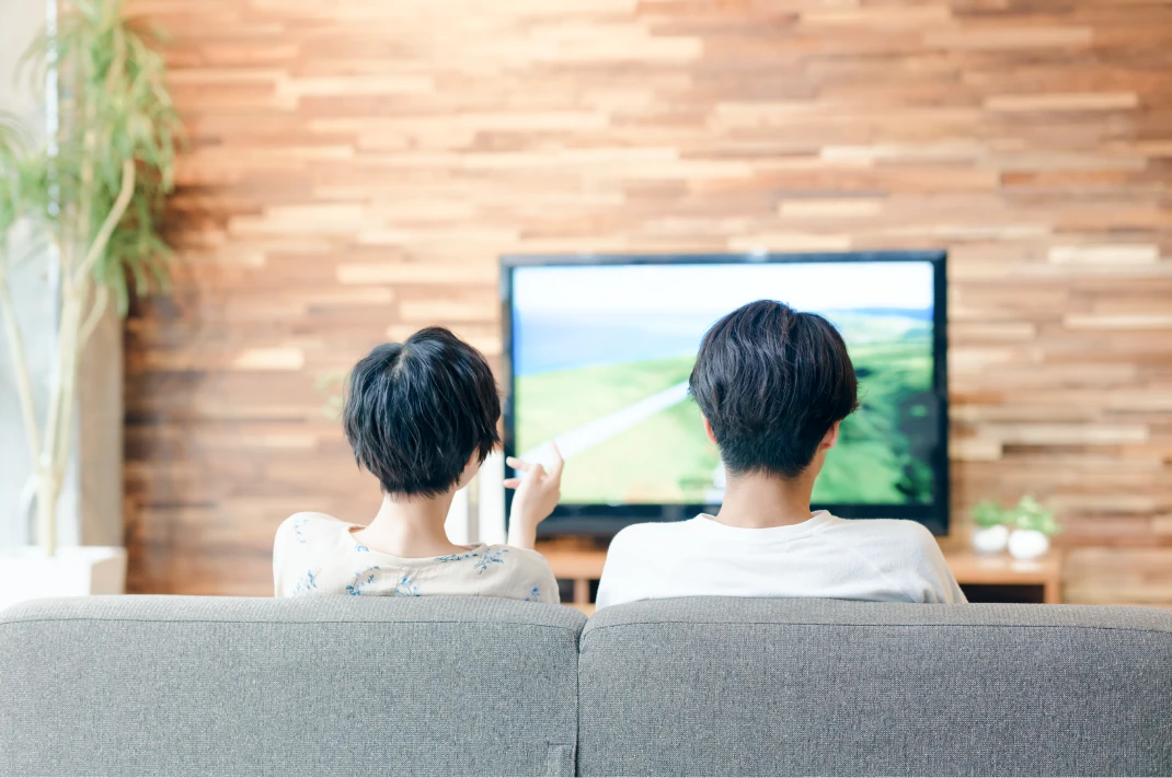 テレビを見る子どもたち