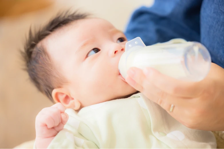 ミルクを飲む赤ちゃん