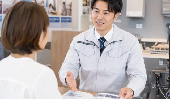東京ガスのスタッフに相談するお客さま