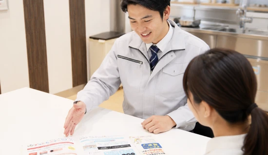 補助金申請の書類を説明するスタッフ