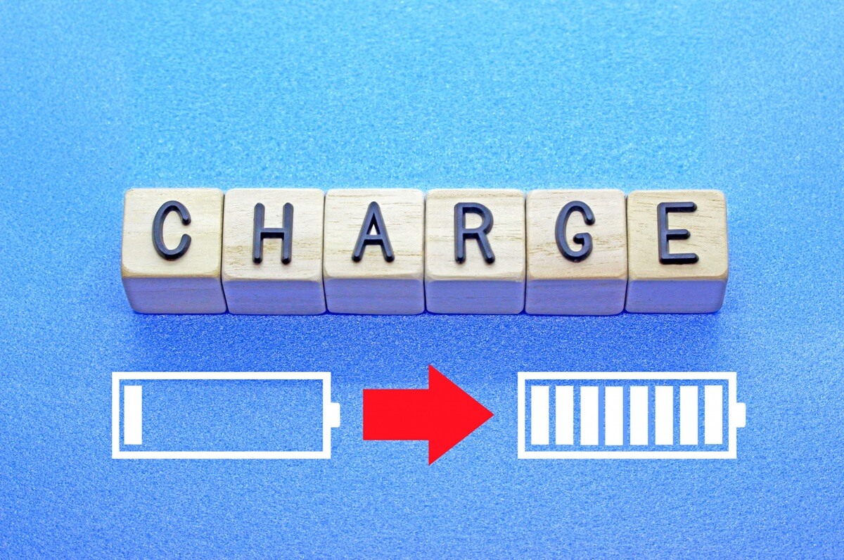 蓄電池の充電方法とは?充電時間や仕組み、注意点について