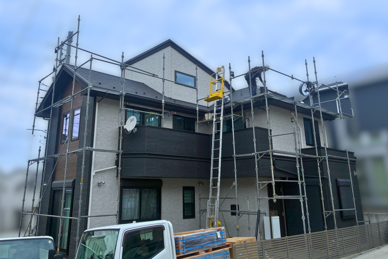 お客さまとご近隣の皆さまの安全を最優先に、専門スタッフが足場を設置します