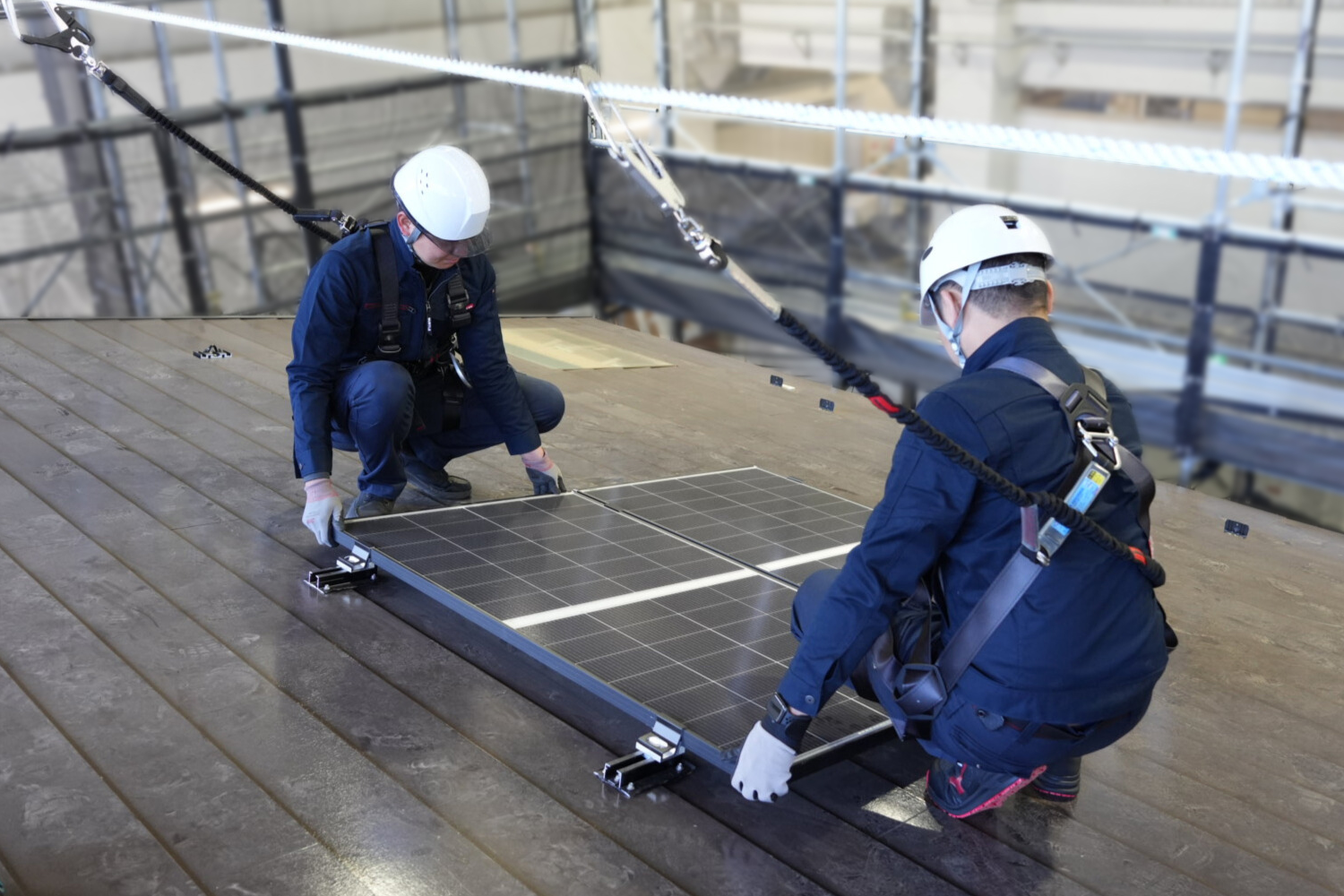 お客さまの家での事故を起こさないために、ヘルメット・ハーネスを付けて作業をいたします