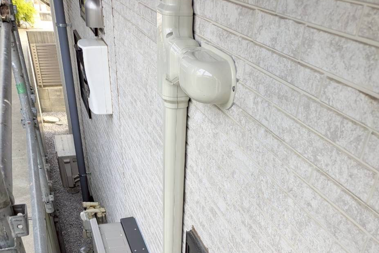 家の景観を損なわないようスリムダクトできれいに配線を整えます。